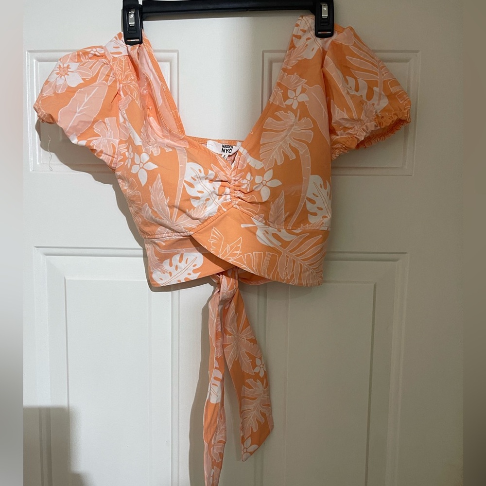 Madden NYC woman’s   crop puffed sleeved tie back floral top size small (3-5)